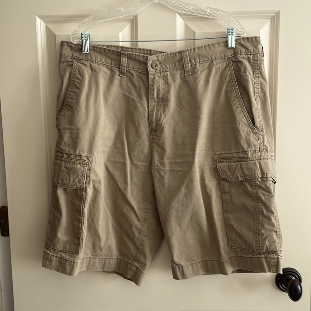 Tommy Hilfiger men’s khaki cargo pants size 38, inseam 11